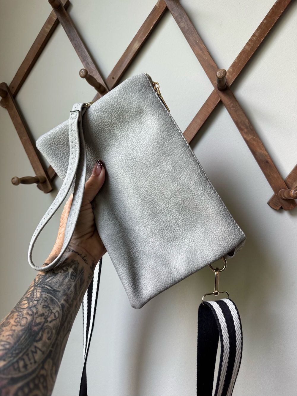 Jen & Co. Izzy Crossbody Wristlet in Light Gray